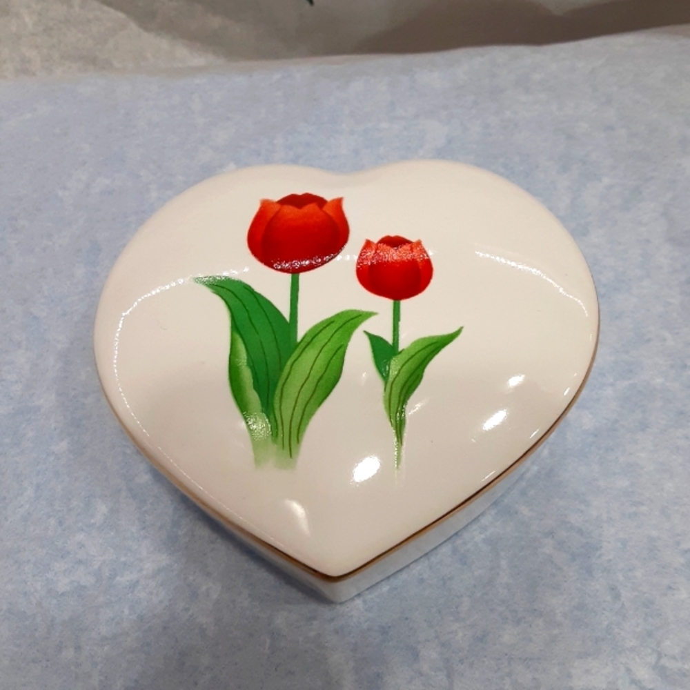 Tulip covered trinket box